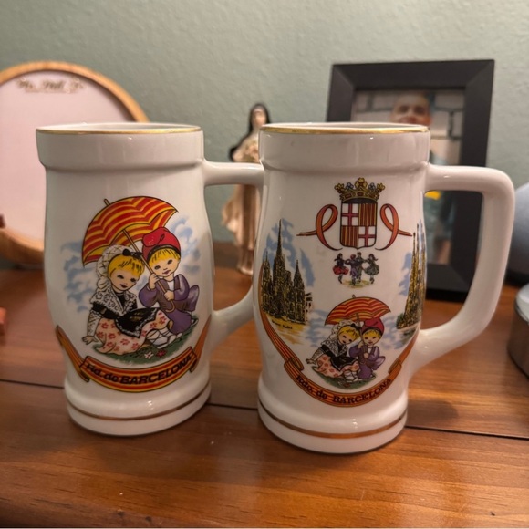 Vintage Pair Barcelona Souvenir Mugs 4-5” Gold Trim Catalan Flag Collectible Set - Picture 3 of 3